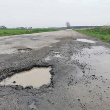 Zniszczona droga łącząca dwie gminy. Mieszkańcy chcą zawalczyć remont 