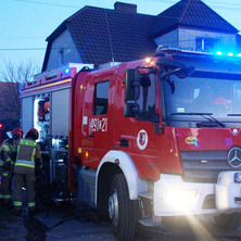 Pożar w budynku jednorodzinnym. Cztery zastępy w akcji