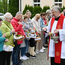 Uroczyste święcenie koszyków z pokarmami. Wielka Sobota w Sadkach