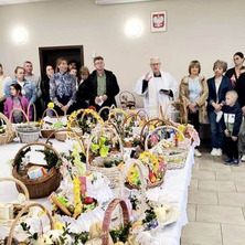 Mieszkańcy zgromadzili się w świetlicy. Proboszcz poświęcił pokarmy
