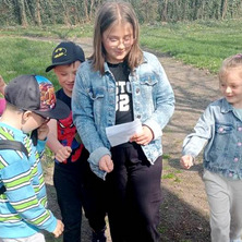 Szukanie zajączka w parku. Popołudniowe zajęcia dla dzieci 