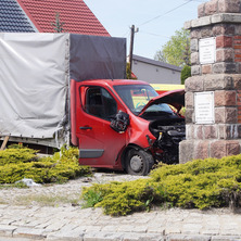 Zdarzenie na rondzie. Na miejscu straż, policja, karetka