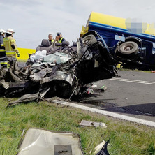 Tragedia na drodze wojewódzkiej. Nie żyją dwie osoby, w tym dziecko