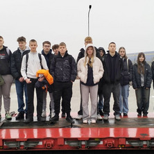 Uczniowie na zajęciach praktycznych. Pierwszoklasiści w Lisim Ogonie