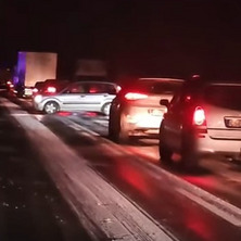 Zderzenie czterech aut. Trzy osoby zabrane do szpitala <font color=