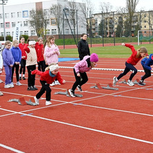 Lekkoatletyczna rywalizacja na stadionie. Wiosenna runda rozpoczęta