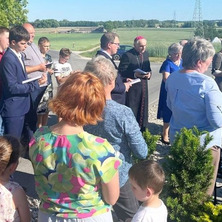 Biskup przy krzyżu w Dębogórze. Prowadził nabożeństwo majowe