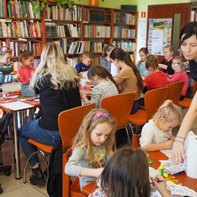 Zajęcia kreatywne. Dzieci tworzyły zakładki do książek