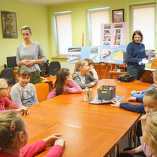 Zajęcia w czytelni. Uczniowie śledzili losy statku MS Batory