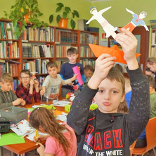 Uczniowie klasy trzeciej na zajęciach w czytelni. Wykonywali zadania