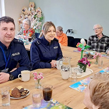 O metodach działania oszustów. Policjanci odwiedzili seniorów