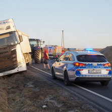 Ciężarówka wypadła z drogi. Groźne zdarzenie na zakręcie