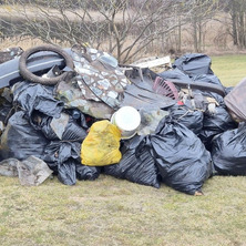 Posprzątali brzegi jezior. Zwieńczeniem akcji było ognisko