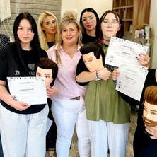 Przyszłe fryzjerki zdobywały doświadczenie. Szkolenie w Osieku