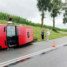 Dachowanie Mercedesa. Na miejscu służby ratunkowe