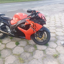 Zderzenie motocykla z osobówką. Działania służb